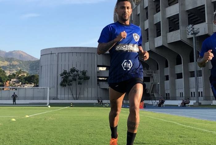 Biro Biro treinou pela primeira vez no Estádio Nilton Santos