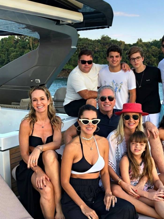 Rodrigo Faro e Roberto Justus curtem final de semana em iate