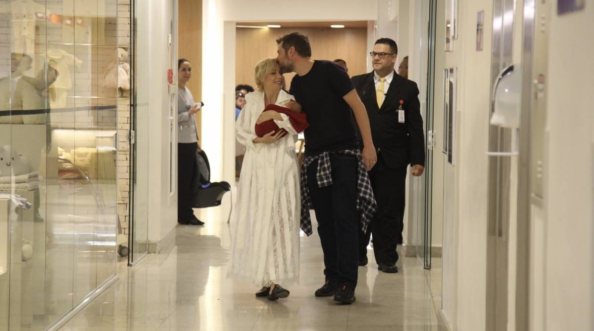 Luiza Possi deixa maternidade com o filho Lucca