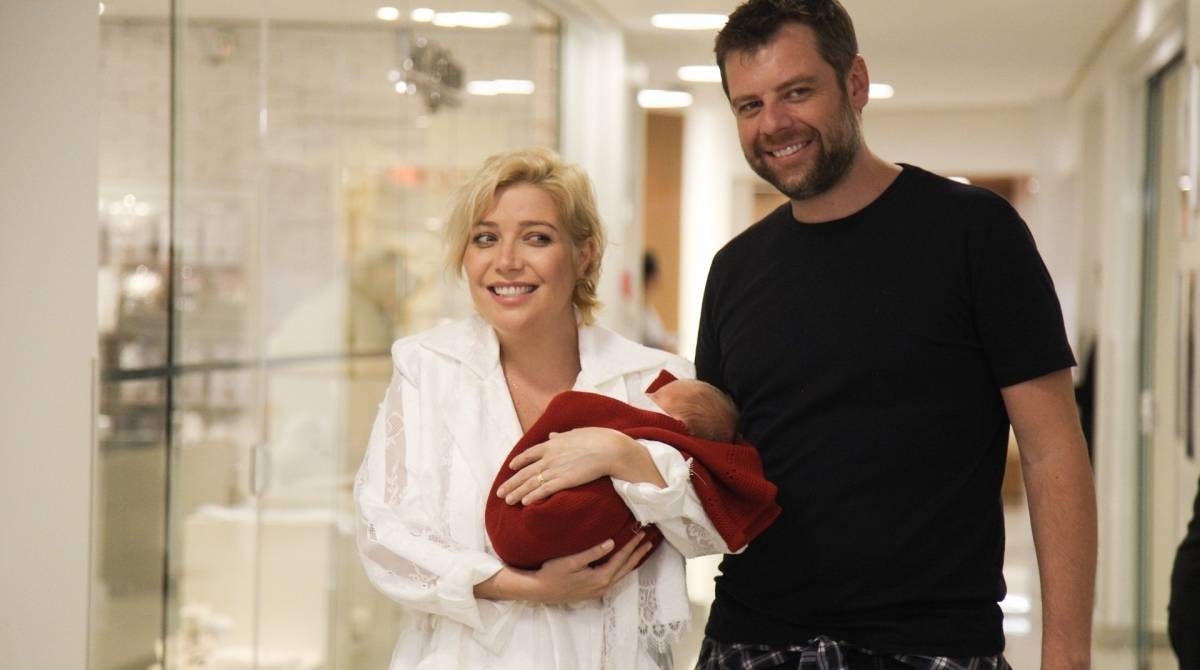 Luiza Possi deixa maternidade com o filho Lucca