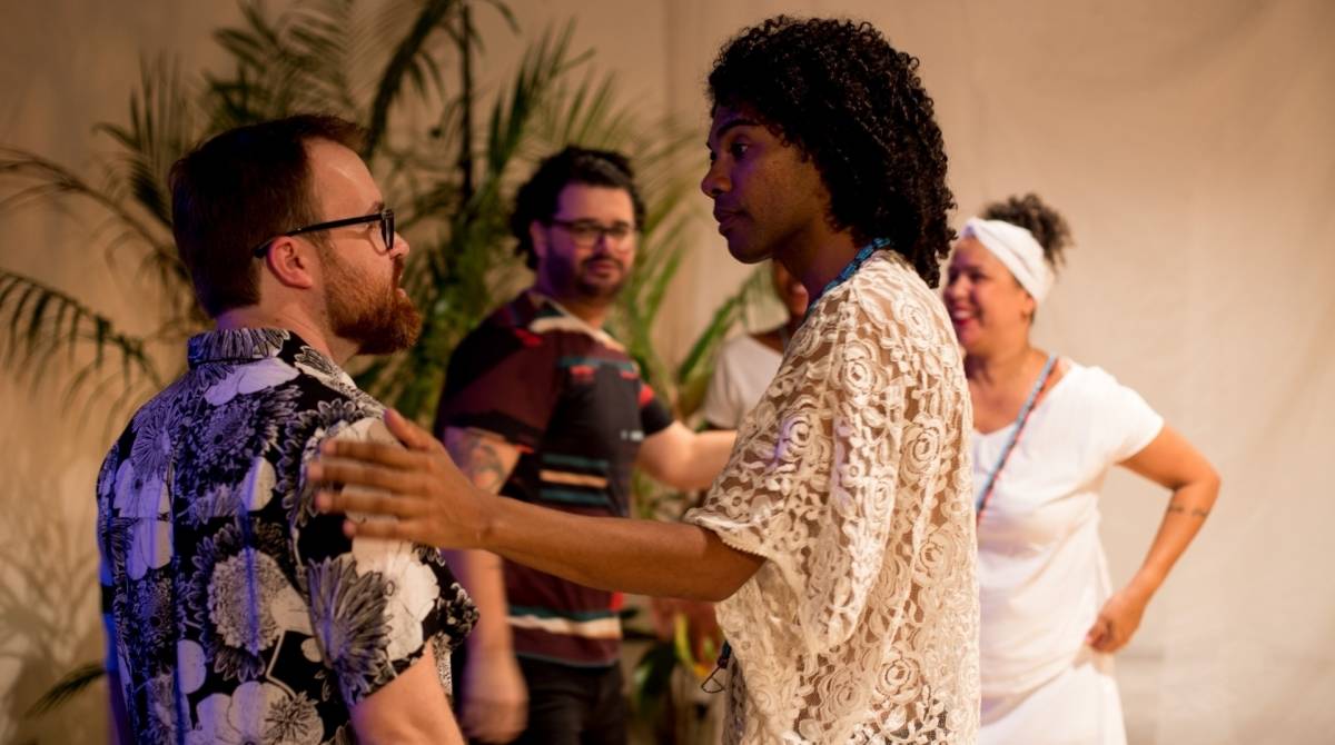 Carnavalescos da Grande Rio assistem peça sobre Joãozinho da Gomeia em Duque de Caxias