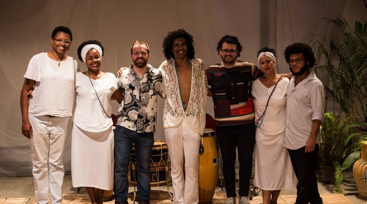 Carnavalescos da Grande Rio assistem peça sobre Joãozinho da Gomeia em Duque de Caxias