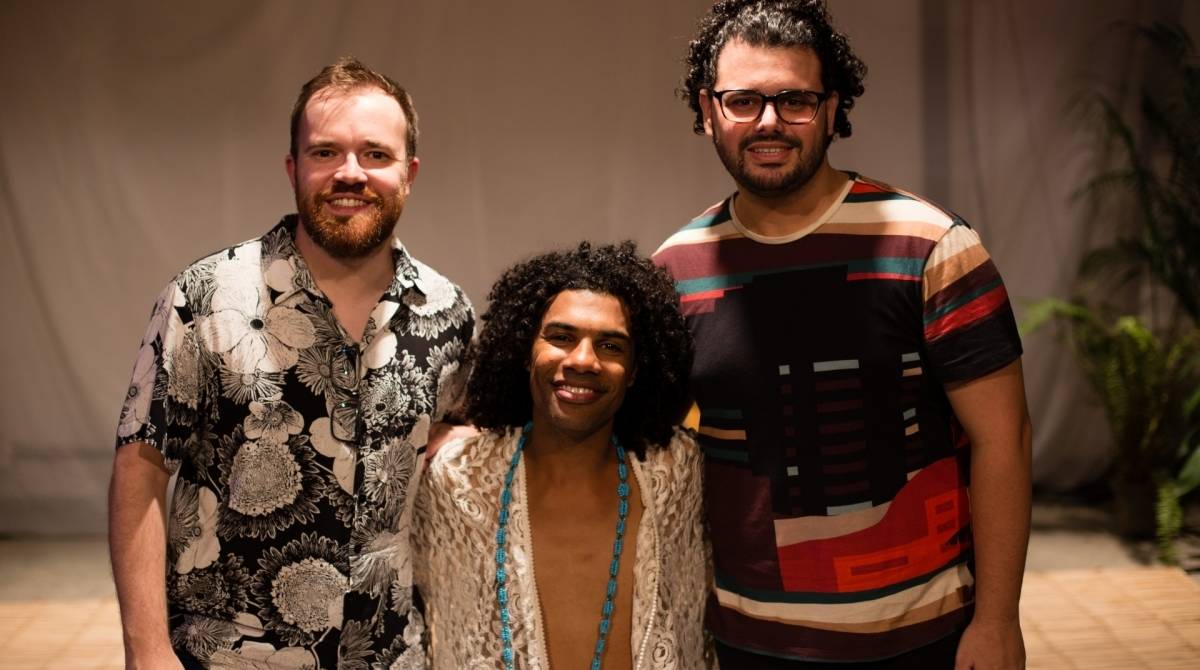 Carnavalescos da Grande Rio assistem peça sobre Joãozinho da Gomeia em Duque de Caxias