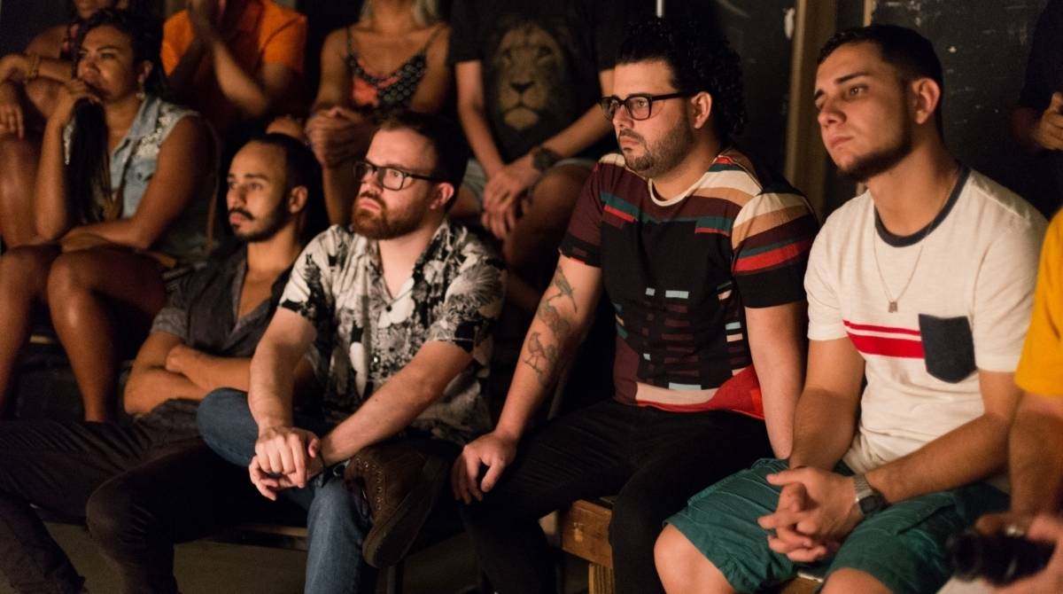 Carnavalescos da Grande Rio assistem peça sobre Joãozinho da Gomeia em Duque de Caxias