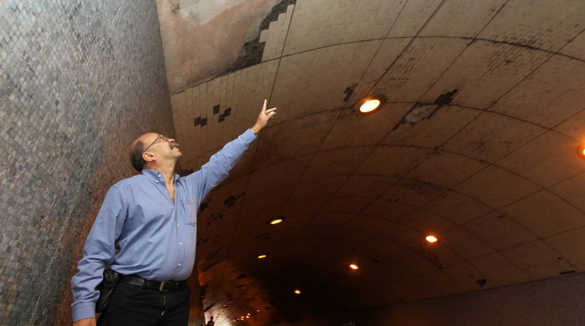 Engenheiro verificou queda de cer&acirc;mica do teto no t&uacute;nel da Rua Alice. Placa tamb&eacute;m est&aacute; ca&iacute;da - Luciano Belford