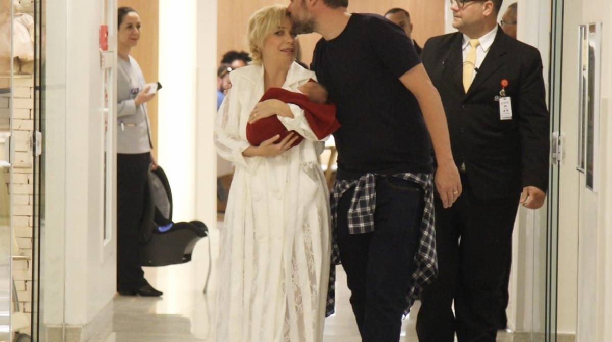 Luiza Possi deixa maternidade com o filho Lucca