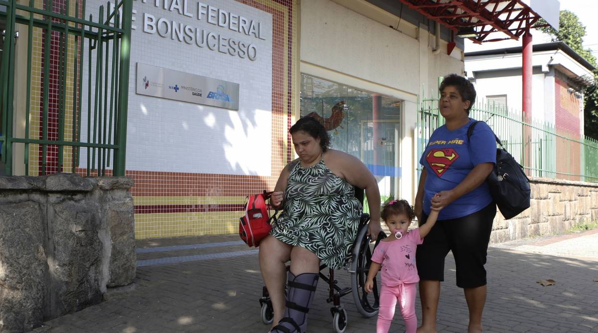 Rio de Janeiro - RJ  - 02/07/2019 - Hospital de Bonsucessol - Emergencia do Hospital Federal de Bonsucesso fechada causa transtorno a popula&ccedil;ao - na foto, Ana Claudia Cosme, com filha e neta -Foto: Reginaldo Pimenta / Agencia O Dia