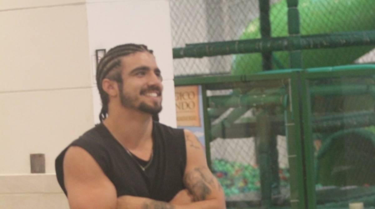 Caio Castro e Aghata Moreira gravam cenas da novela 'A Dona do Peda&ccedil;o' no Fashion Mall