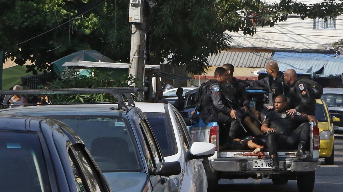 Rio de Janeiro - RJ  - 02/07/2019 - policia - Opera&ccedil;ao Policial Manguinhos - Policiais Militares chegam ao Hospital Federal de Bonsucesso com uma vitima baleada em Manguinhos, zona norte do Rio, segundo assessoria do hospital, o individuo ja chegou morto - foto: Reginaldo Pimenta / Agencia O Dia