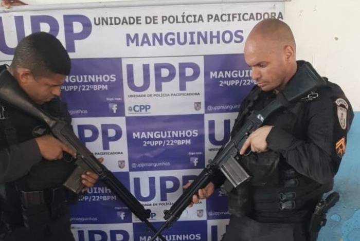 Pistola, granada, rÃ¡dio e drogas apreendidas com suspeito morto, segundo a UPP Manguinhos