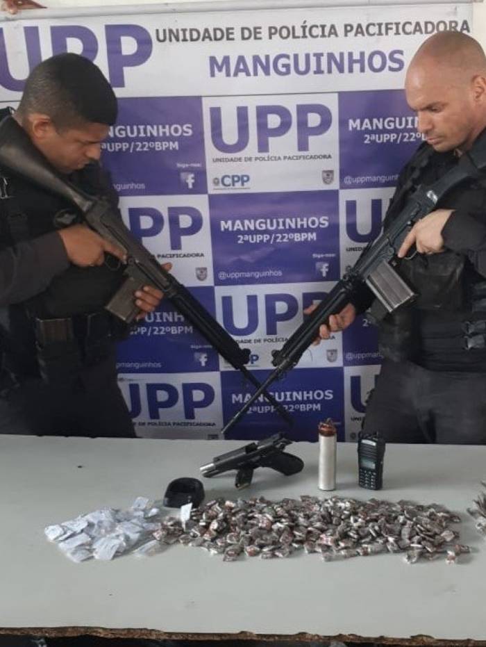 Pistola, granada, rádio e drogas apreendidas com suspeito morto, segundo a UPP Manguinhos