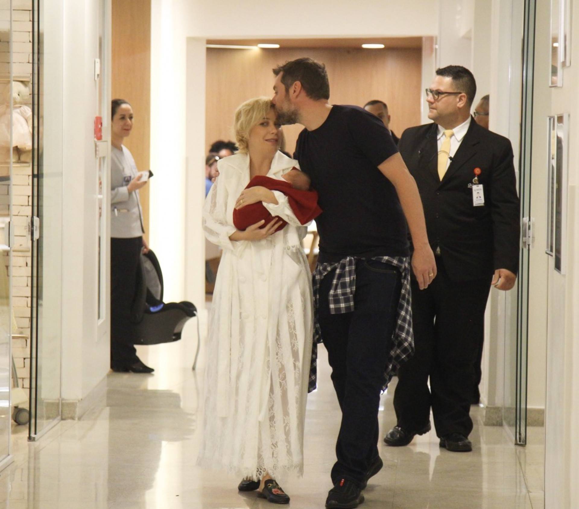 Luiza Possi deixa maternidade com o filho Lucca - Patrícia Devoraes/AgNews 