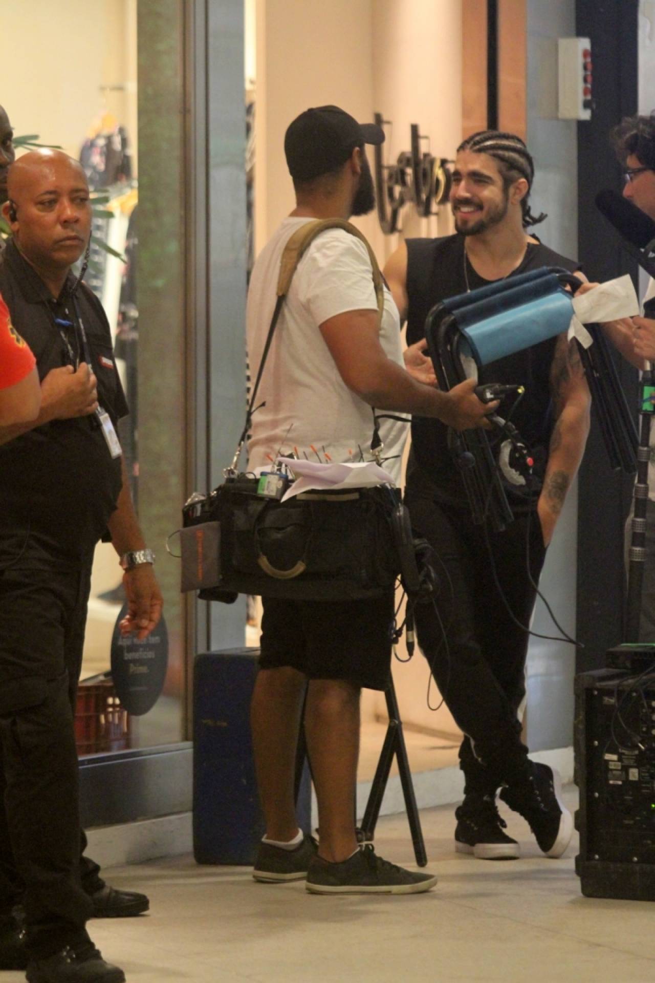 Caio Castro e Aghata Moreira gravam cenas da novela 'A Dona do Pedaço' no Fashion Mall