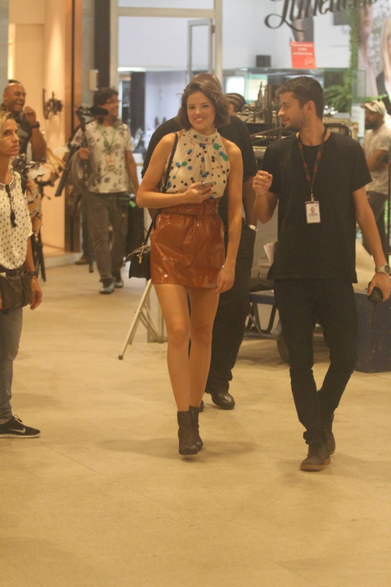 Caio Castro e Aghata Moreira gravam cenas da novela 'A Dona do Pedaço' no Fashion Mall