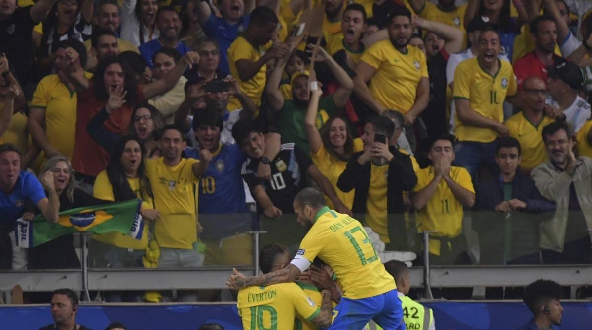 Jogadores da seleção brasileira festejam gol no Mineirão: há seis anos longe dos torcedores cariocas - Luis Acosta / AFP