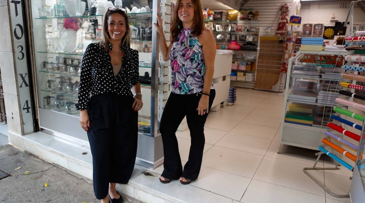 Rio, 03/07/2019, Especial Seguran&ccedil;a Presente, na foto a cliente Aline Ferraz e  Claudia Alfano dona da papelaria na Tijuca. Foto de Gilvan de Souza / Agencia O Dia