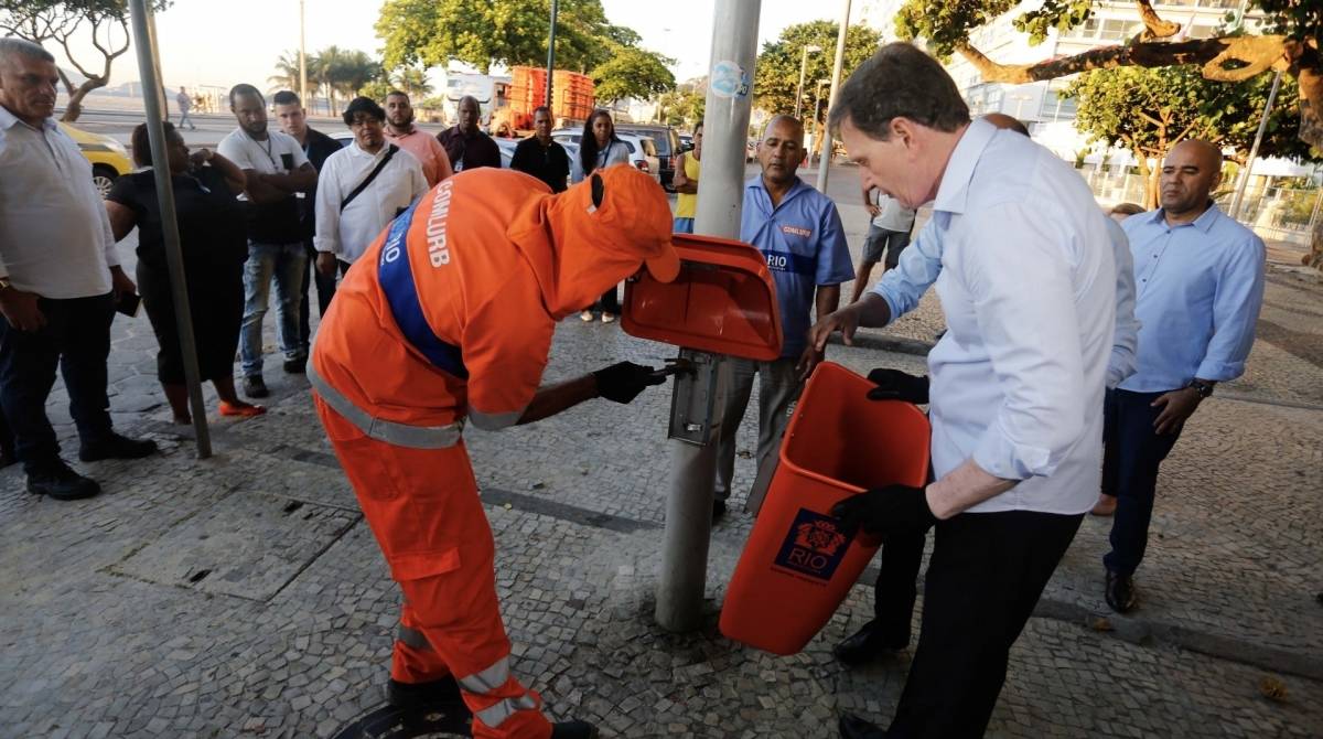 O prefeito Crivella ao lado de funcionário da Comlurb, em Copacabana - Edvaldo Reis/Prefeitura do Rio