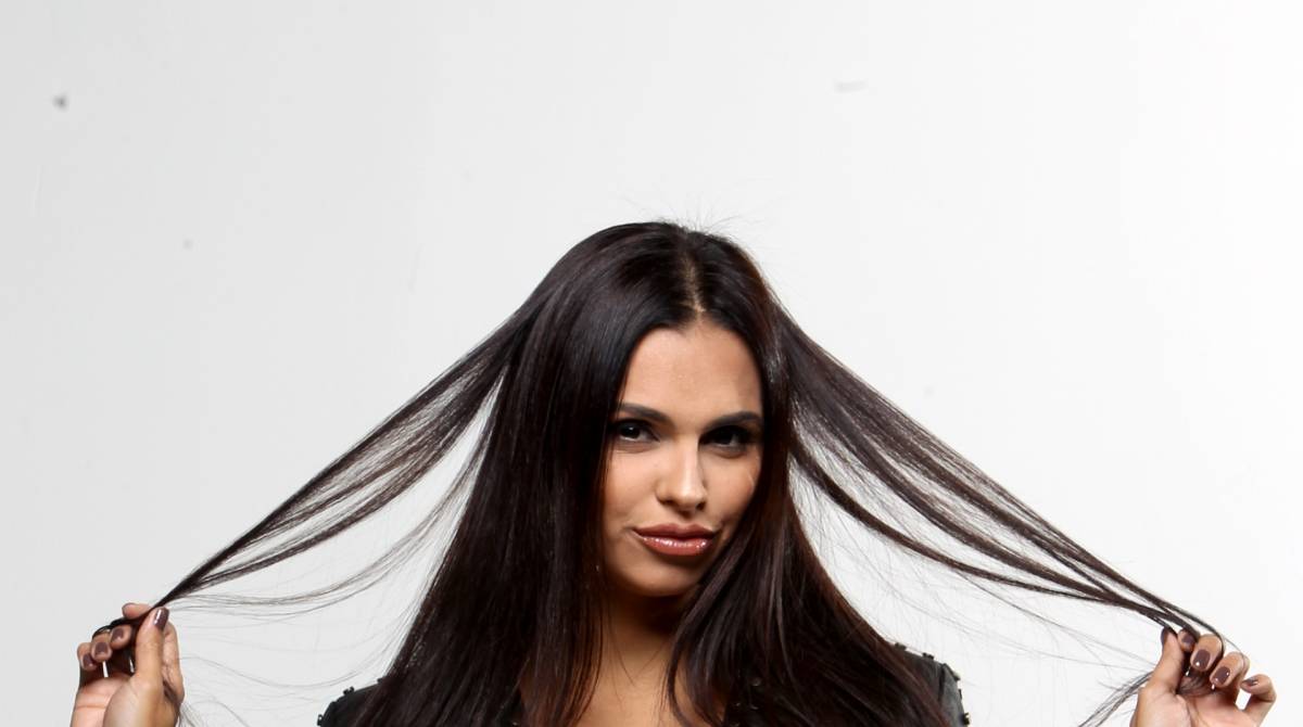 Rio de Janeiro 03/06/2019 - ESPECIAL - A DJ e digital influencer Jessica Salty posa com roupas inspiradas no estilo de Vivi Guedes, personagem de Paolla Oliveira, em Dona do PedaÃ§o. Foto: Luciano Belford/Agencia O Dia