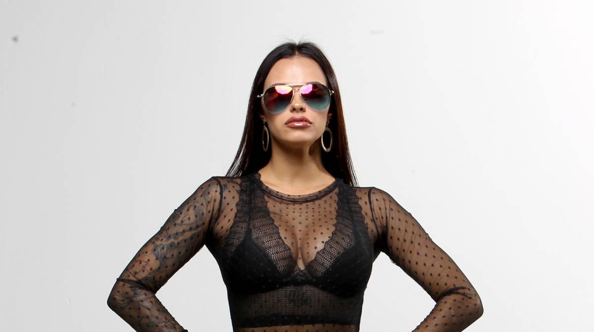 Rio de Janeiro 03/06/2019 - ESPECIAL - A DJ e digital influencer Jessica Salty posa com roupas inspiradas no estilo de Vivi Guedes, personagem de Paolla Oliveira, em Dona do Pedaço. Foto: Luciano Belford/Agencia O Dia
