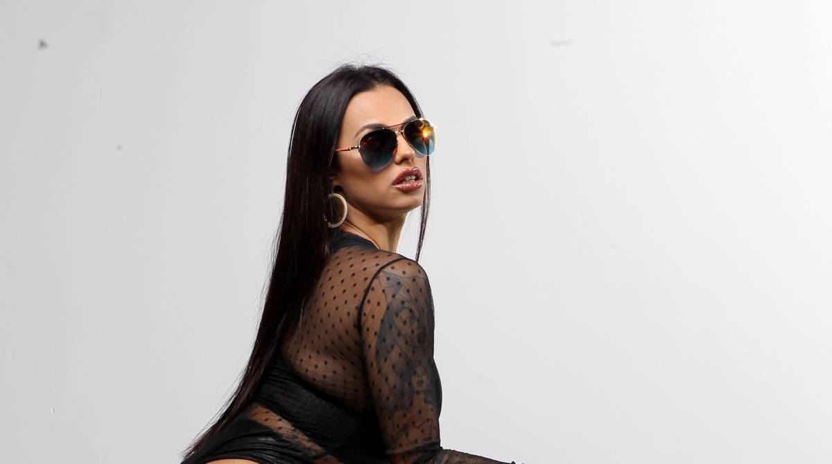 Rio de Janeiro 03/06/2019 - ESPECIAL - A DJ e digital influencer Jessica Salty posa com roupas inspiradas no estilo de Vivi Guedes, personagem de Paolla Oliveira, em Dona do Pedaço. Foto: Luciano Belford/Agencia O Dia