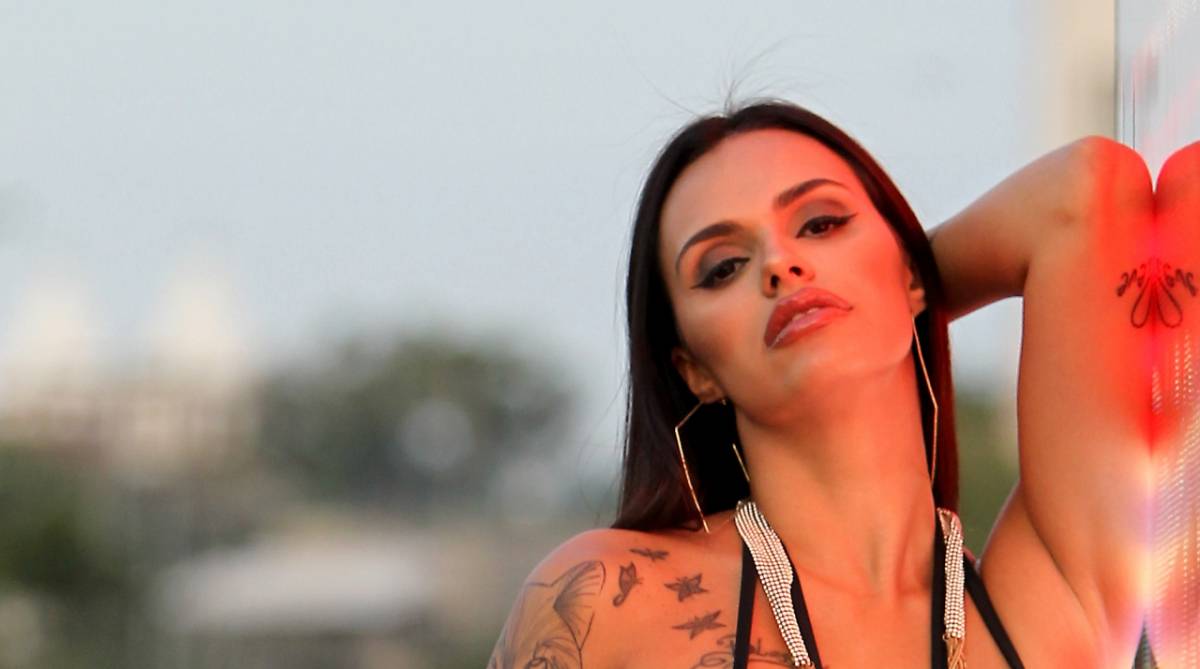 Rio de Janeiro 03/06/2019 - ESPECIAL - A DJ e digital influencer Jessica Salty posa com roupas inspiradas no estilo de Vivi Guedes, personagem de Paolla Oliveira, em Dona do Pedaço. Foto: Luciano Belford/Agencia O Dia