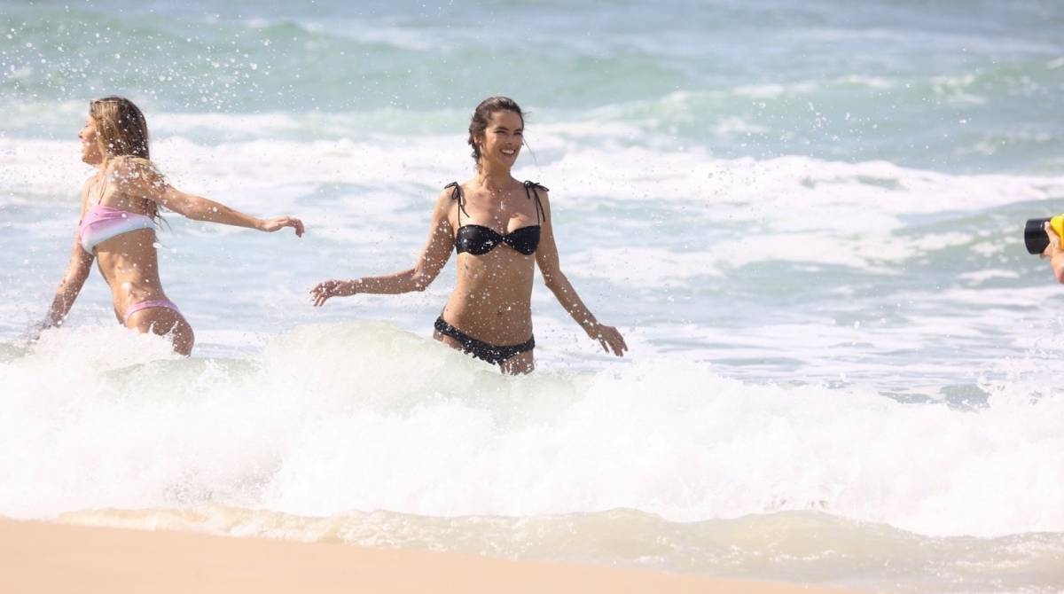 Alessandra Ambr&oacute;sio posa para sess&atilde;o de fotos improvisada em Florian&oacute;polis