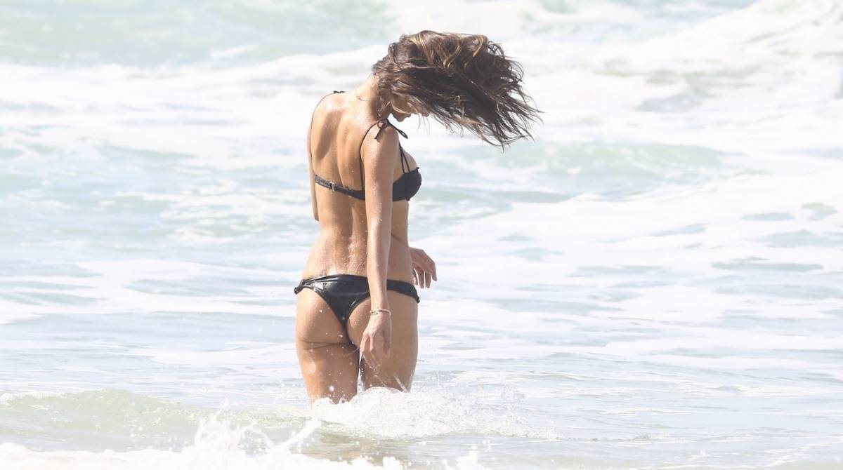 Alessandra Ambr&oacute;sio posa para sess&atilde;o de fotos improvisada em Florian&oacute;polis