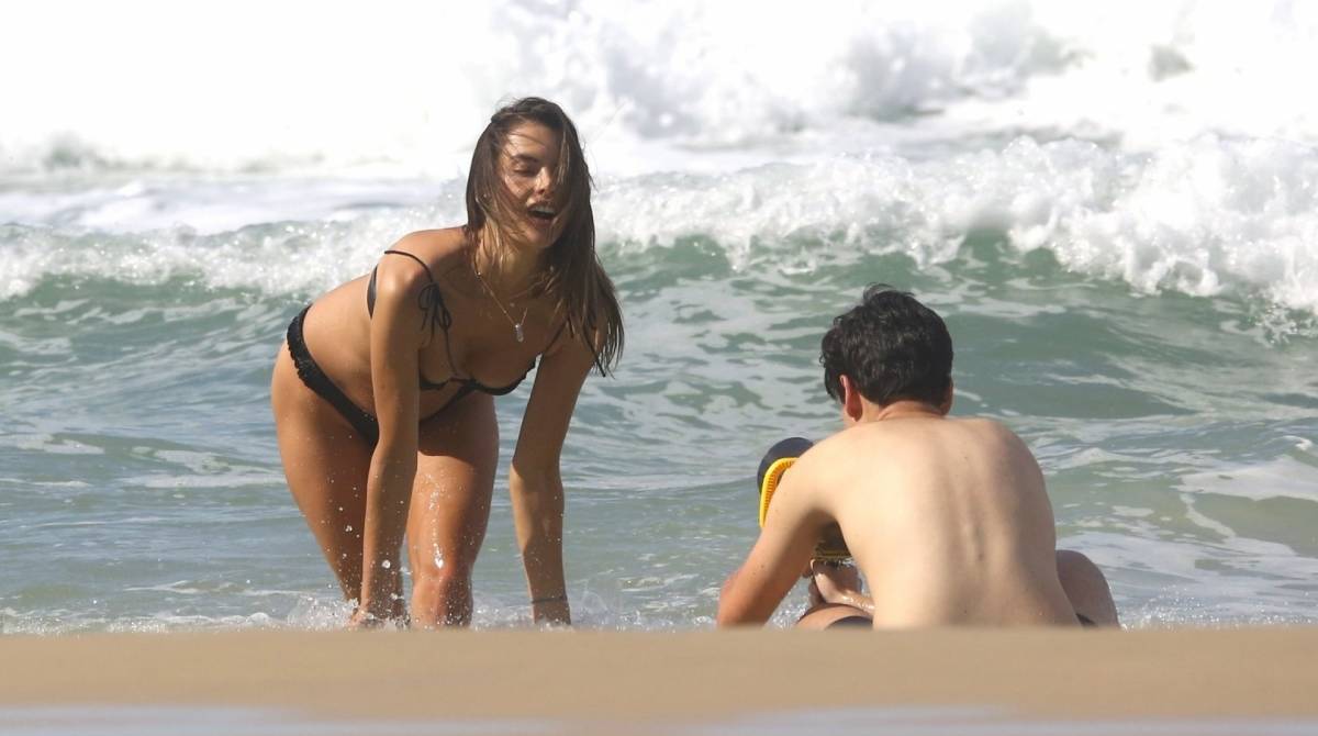 Alessandra Ambr&oacute;sio posa para sess&atilde;o de fotos improvisada em Florian&oacute;polis