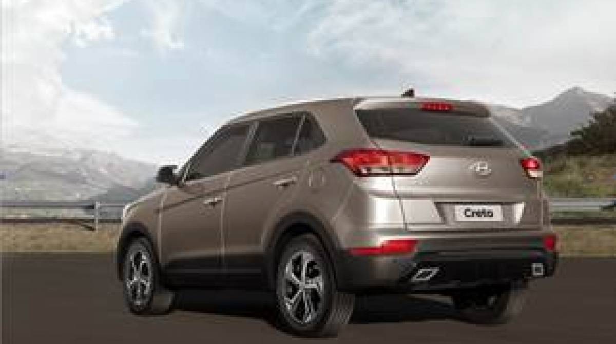 Traseira ganhou lanternas em LED, defletores que invadem a lateral e perdeu plástico fosco