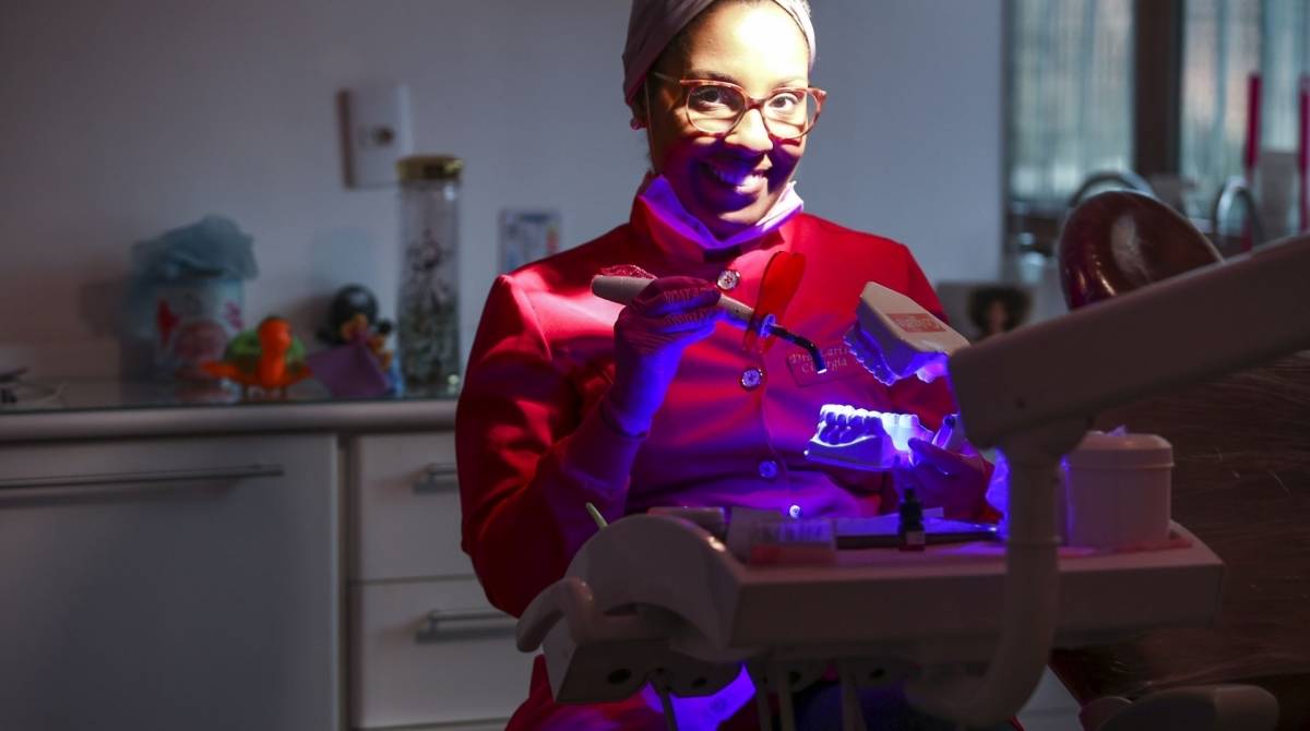 Rio, 02/07/2019 - CADERNO BAIXADA - Odontopediatria, na foto Dra Larissa em seu consultorio em Mesquita. Baixada Fluminense. Foto: Ricardo Cassiano/Agencia O Dia