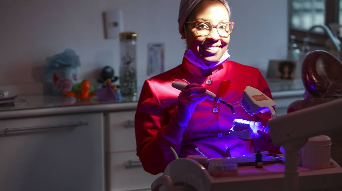 Rio, 02/07/2019 - CADERNO BAIXADA - Odontopediatria, na foto Dra Larissa em seu consultorio em Mesquita. Baixada Fluminense. Foto: Ricardo Cassiano/Agencia O Dia