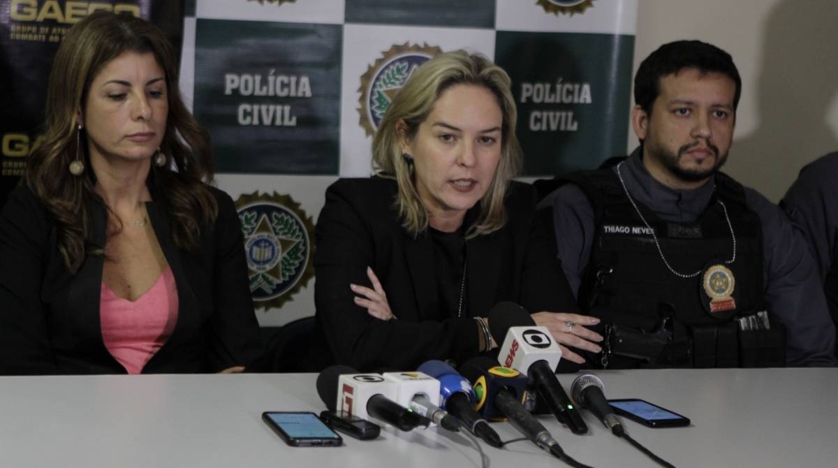 Rio,03/07/2019- Centro- Pol&iacute;cia, Secretaria de Esatdo de Pol&iacute;cia Civil, opera&ccedil;&atilde;o da pol&iacute;cia civil com Ministerio Publico, prende 6 suspeitos de movimentar dinheiro da maior mil&iacute;cia do Rio de Janeiro. Na foto, esq/dir. Simone Sibilio, Patricia Aleny e Thiago Neves.Foto: Cl&eacute;ber Mendes/Ag&ecirc;ncia O Dia