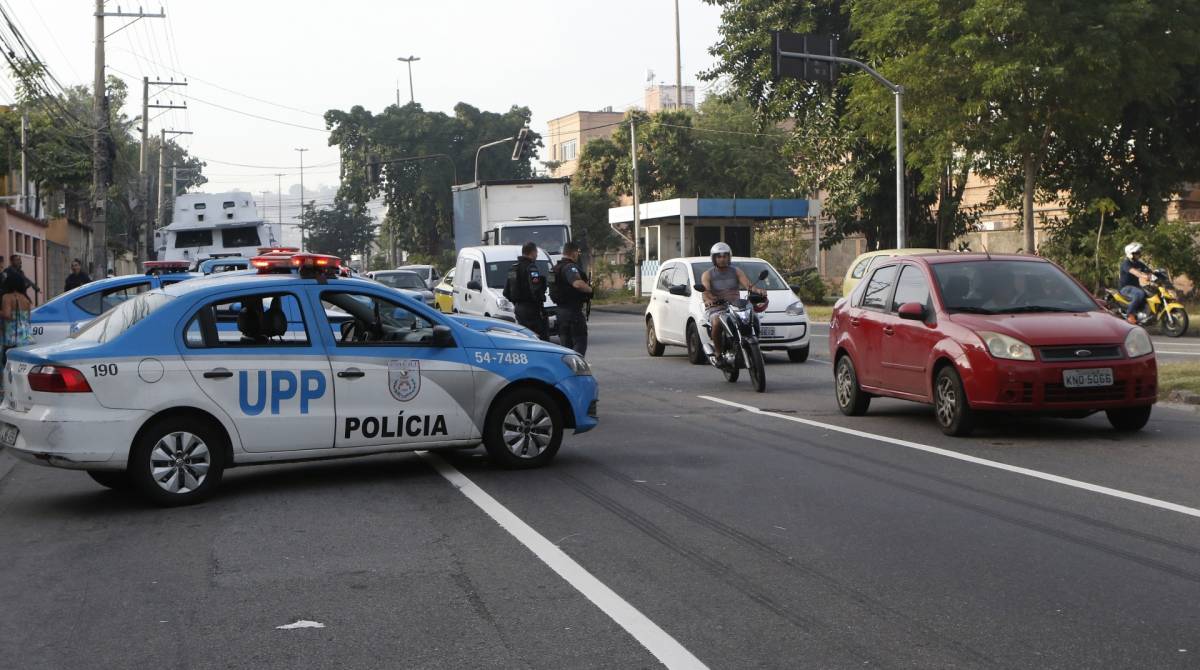 Rio de Janeiro - RJ  - 03/07/2019 - Opera&ccedil;ao Policia Militar - Policiais militares fazem na manha de hoje opera&ccedil;ao de combate ao crime no Complexo de Manguinhos, zona norte do Rio - na foto, policiais na Rua Leopoldo Bulhoes, em Benfica, zona norte do Rio - Foto: Reginaldo Pimenta / Agencia O Dia