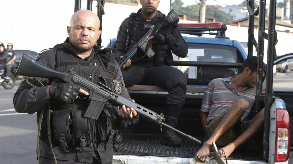 Rio de Janeiro - RJ  - 03/07/2019 - Opera&ccedil;ao Policia Militar - Policiais militares fazem na manha de hoje opera&ccedil;ao de combate ao crime no Complexo de Manguinhos, zona norte do Rio - na foto, policiais na Avenida dos Democraticos, esquina com Estrada de Manguinhos, com dois presos - Foto: Reginaldo Pimenta / Agencia O Dia
