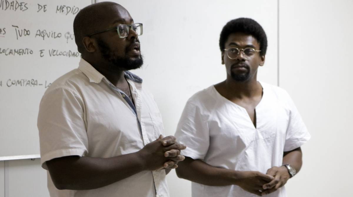 O superintendente da Igualdade Racial de Campos, Rogério Siqueira (esquerda), e o diretor de projetos Diogo Lima falam aos estudantes do curso preparatório social da prefeitura, que sonham entrar numa universidade