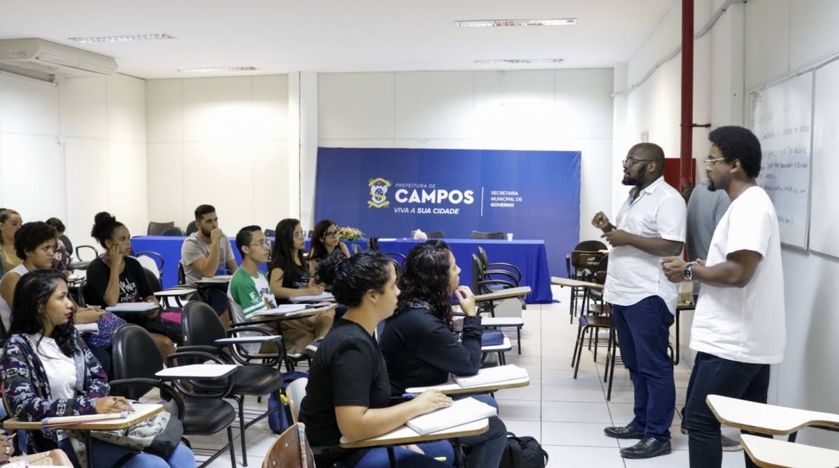 O superintendente da Igualdade Racial de Campos, Rogério Siqueira (ao fundo), e o diretor de projetos Diogo Lima falam aos estudantes que sonham entrar numa universidade - Renan Liu/Divulgação prefeitura de Campos