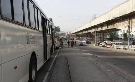 Jacaré e Manguinhos têm noite de tiroteio