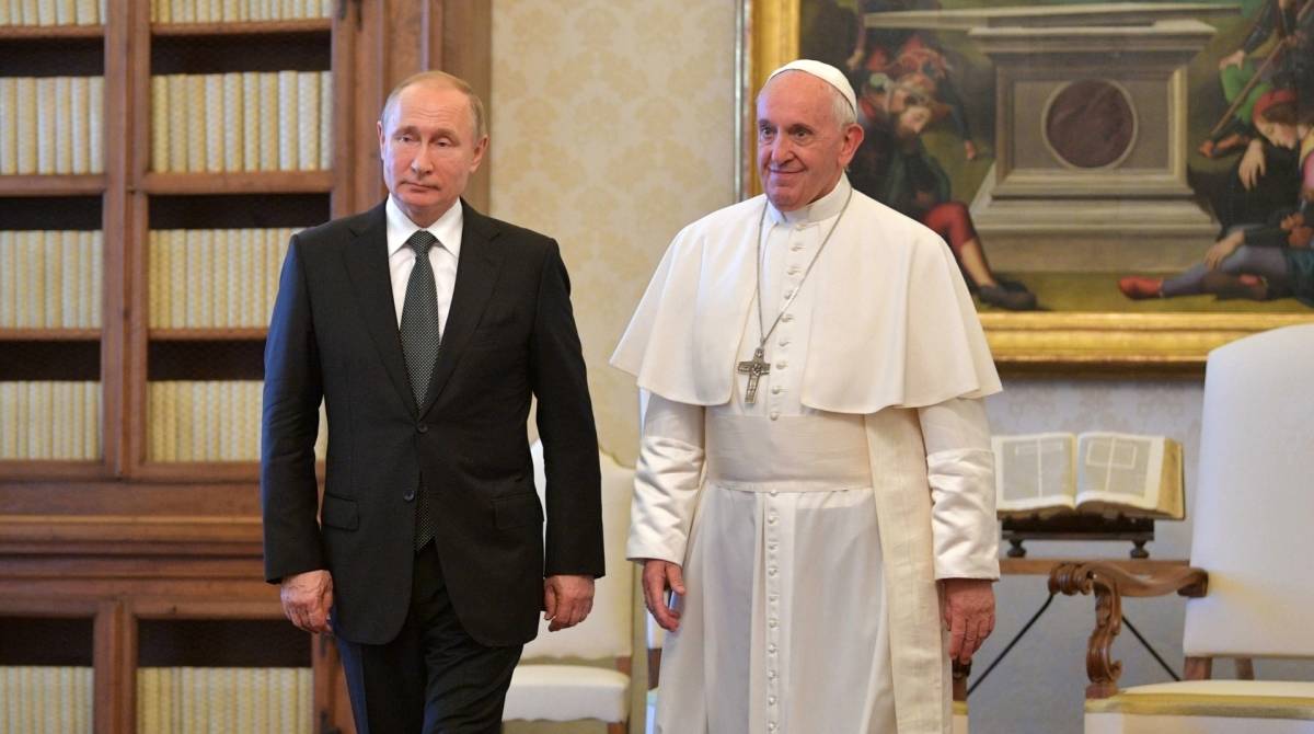 Presidente russo Vladimir Putin e o papa Francisco se encontraram no Vaticano - AFP