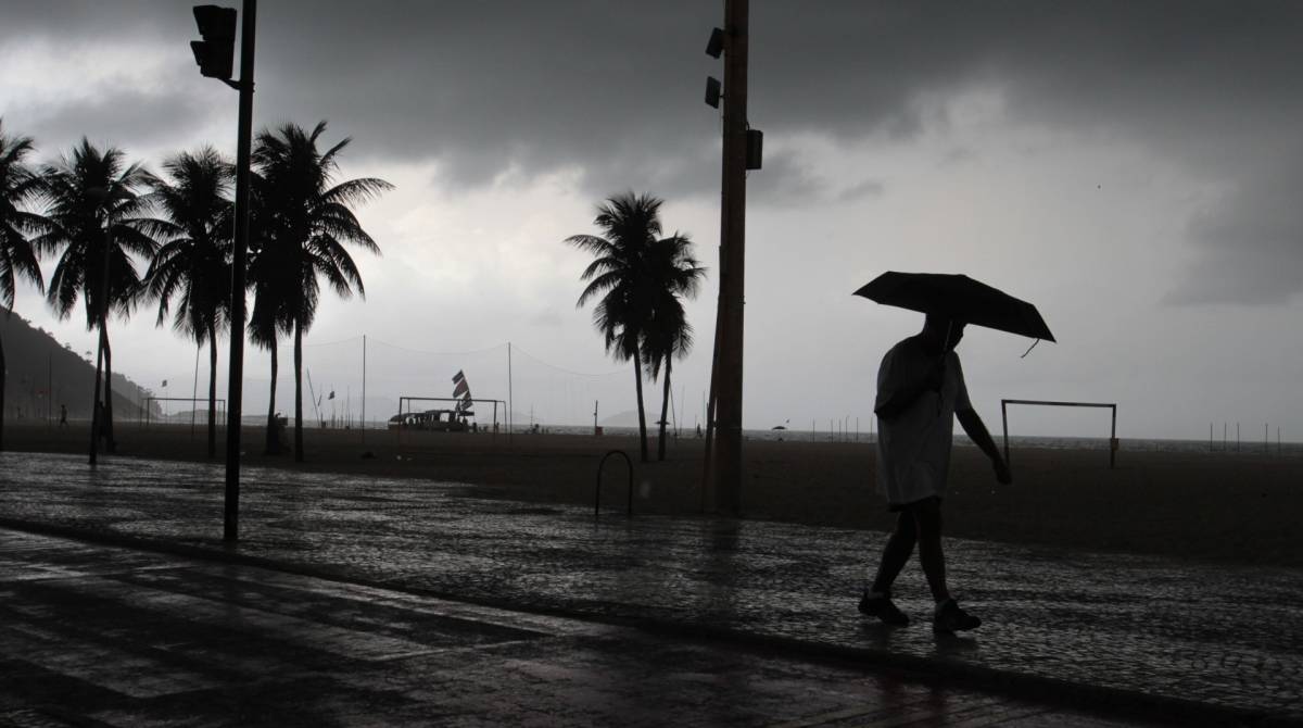 Chuva chega ao Rio. Na foto, tempo nublado na praia do Leme. Foto: Estefan Radovicz / Ag&ecirc;ncia O Dia            - Estefan Radovicz / Ag&ecirc;ncia O Dia
