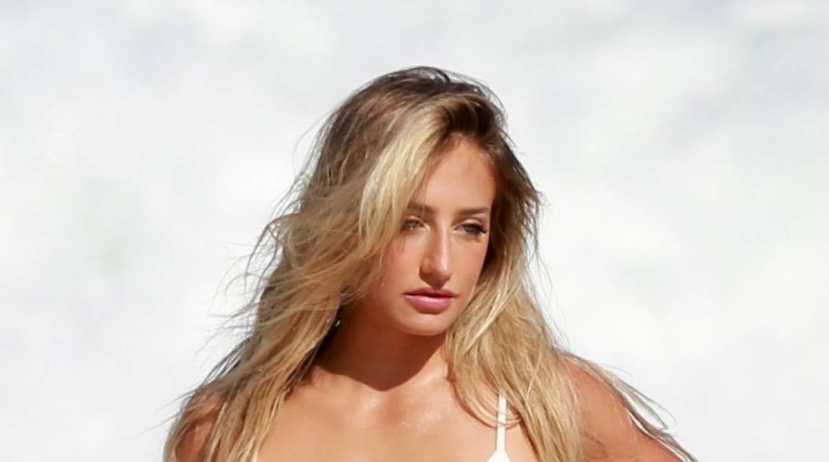 Bruna Griphao posa para ensaio sensual na praia