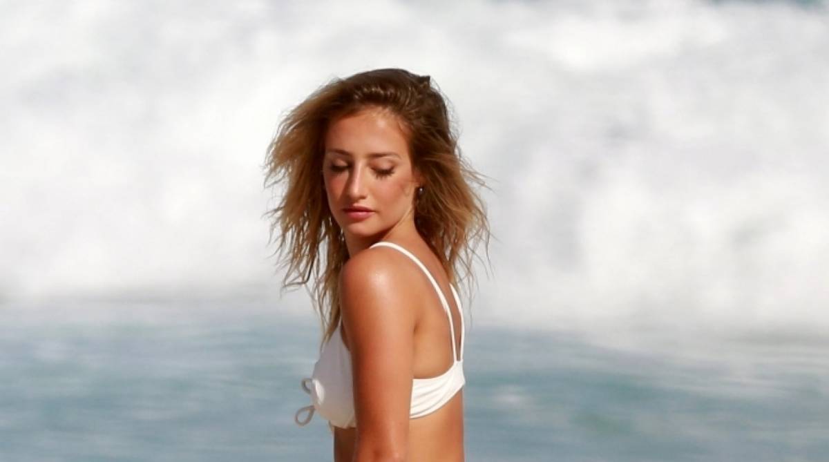 Bruna Griphao posa para ensaio sensual na praia