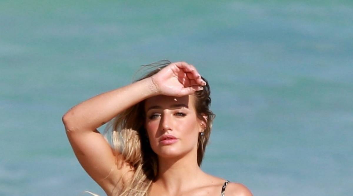 Bruna Griphao posa para ensaio sensual na praia