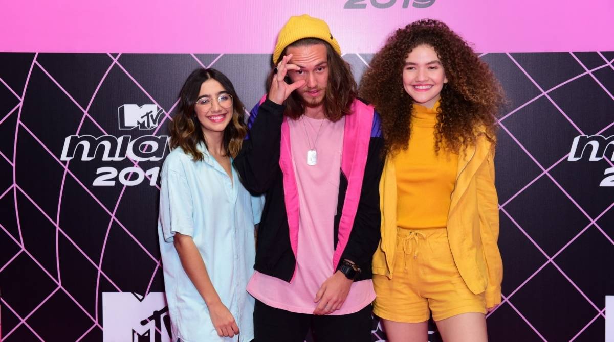 A dupla Anavitória e Vitor Kley