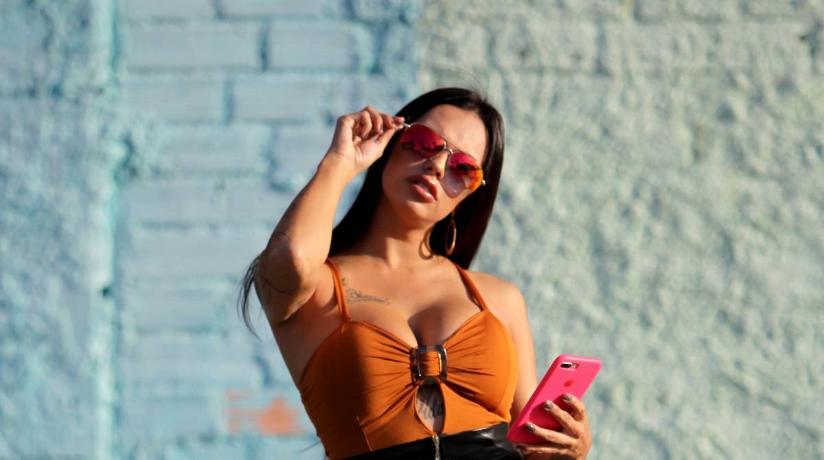 Rio de Janeiro 03/06/2019 - ESPECIAL - A DJ e digital influencer Jessica Salty posa com roupas inspiradas no estilo de Vivi Guedes, personagem de Paolla Oliveira, em Dona do Pedaço. Foto: Luciano Belford/Agencia O Dia
