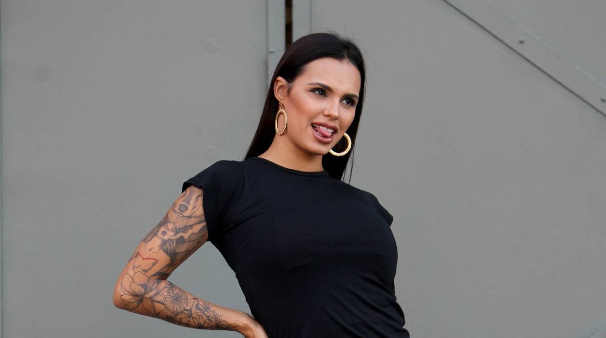 Rio de Janeiro 03/06/2019 - ESPECIAL - A DJ e digital influencer Jessica Salty posa com roupas inspiradas no estilo de Vivi Guedes, personagem de Paolla Oliveira, em Dona do Pedaço. Foto: Luciano Belford/Agencia O Dia