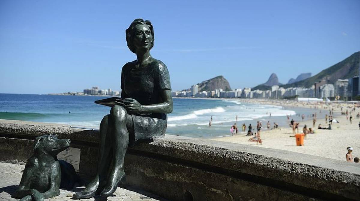 Clarice Lispector: estátua na praia do Leme faz homenagem a antiga moradora famosa e seu cachorro Ulisses