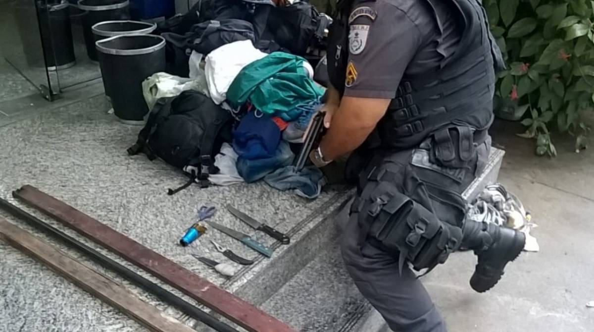 Facas e madeiras que foram encontradas com os colombianos  - PMERJ / Divulgação