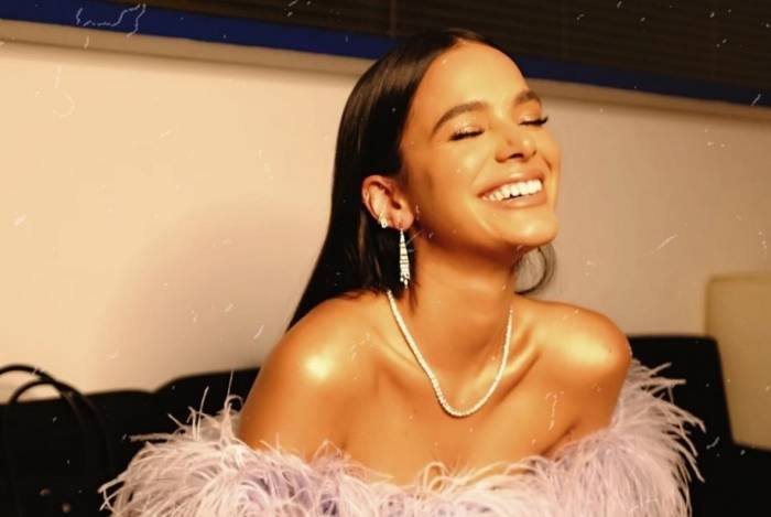 Bruna Marquezine posa nua e ostenta marquinha de biquíni Confira O Dia Celebridades