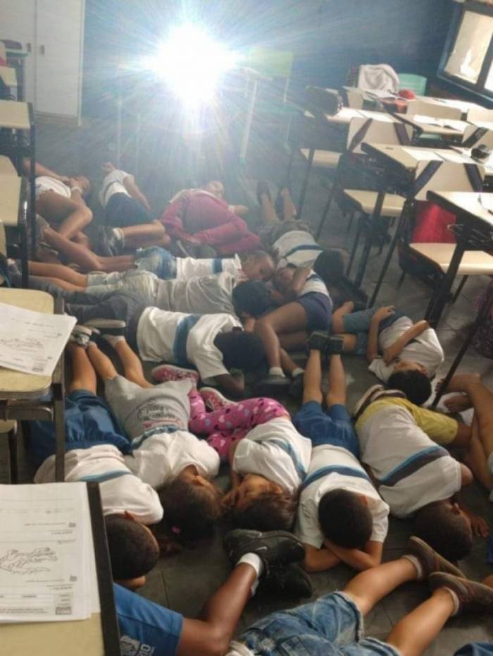 Crianças deitam no chão para fugir de tiroteio no Mandela