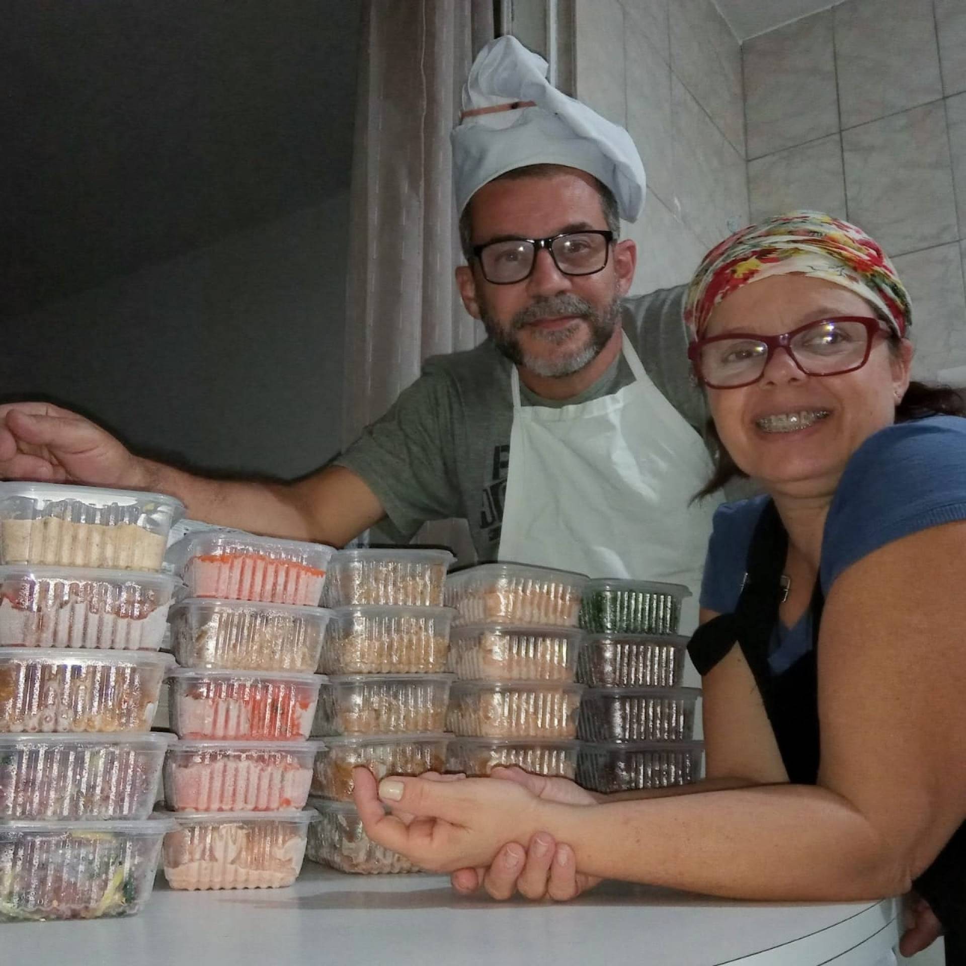 Vida Leve Congelados: Marcus Vin&iacute;cius e Simone Arag&atilde;o vendem marmitas saud&aacute;veis.